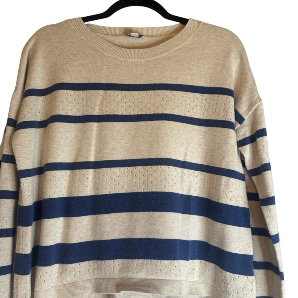 GAP Women’s Cream and Blue Striped Crew Neck Sweater size medium